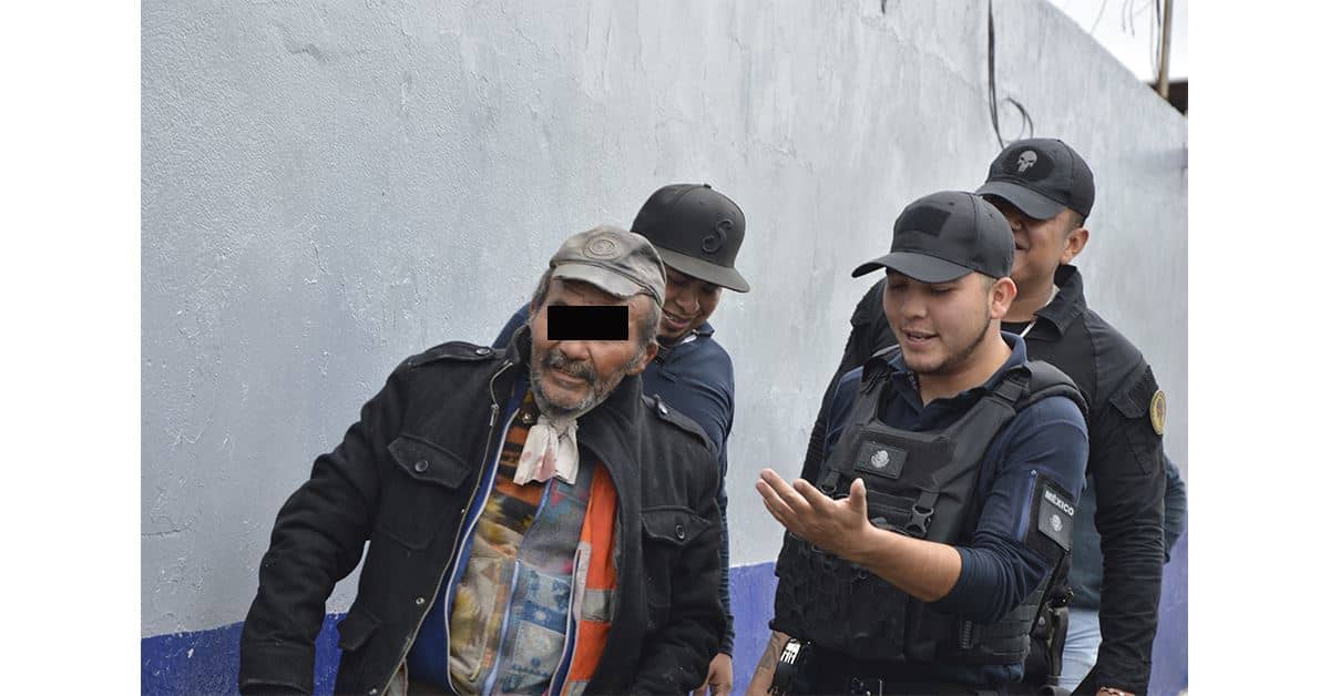 Abolla abuelito auto de Policía