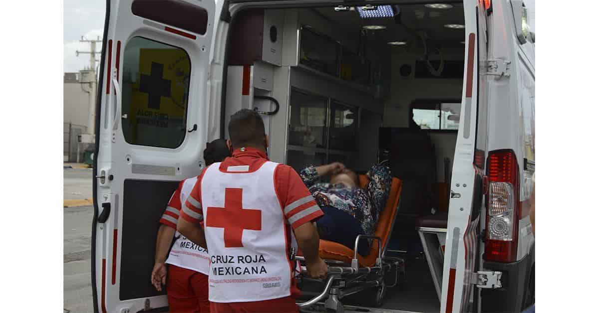 Da paso a ambulancia y le pegan por atrás