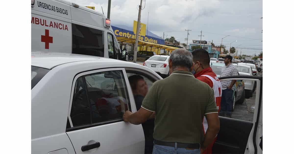 Da paso a ambulancia y le pegan por atrás