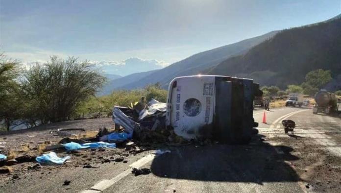 Volcadura de autobús en Oaxaca deja al menos 17 migrantes muertos.