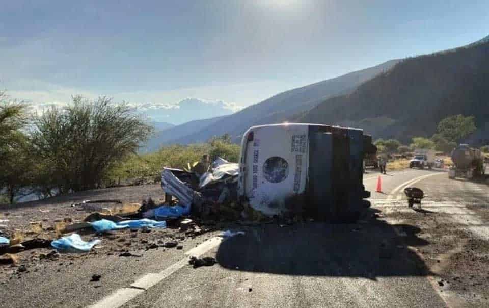 Volcadura de autobús en Oaxaca deja al menos 17 migrantes muertos.