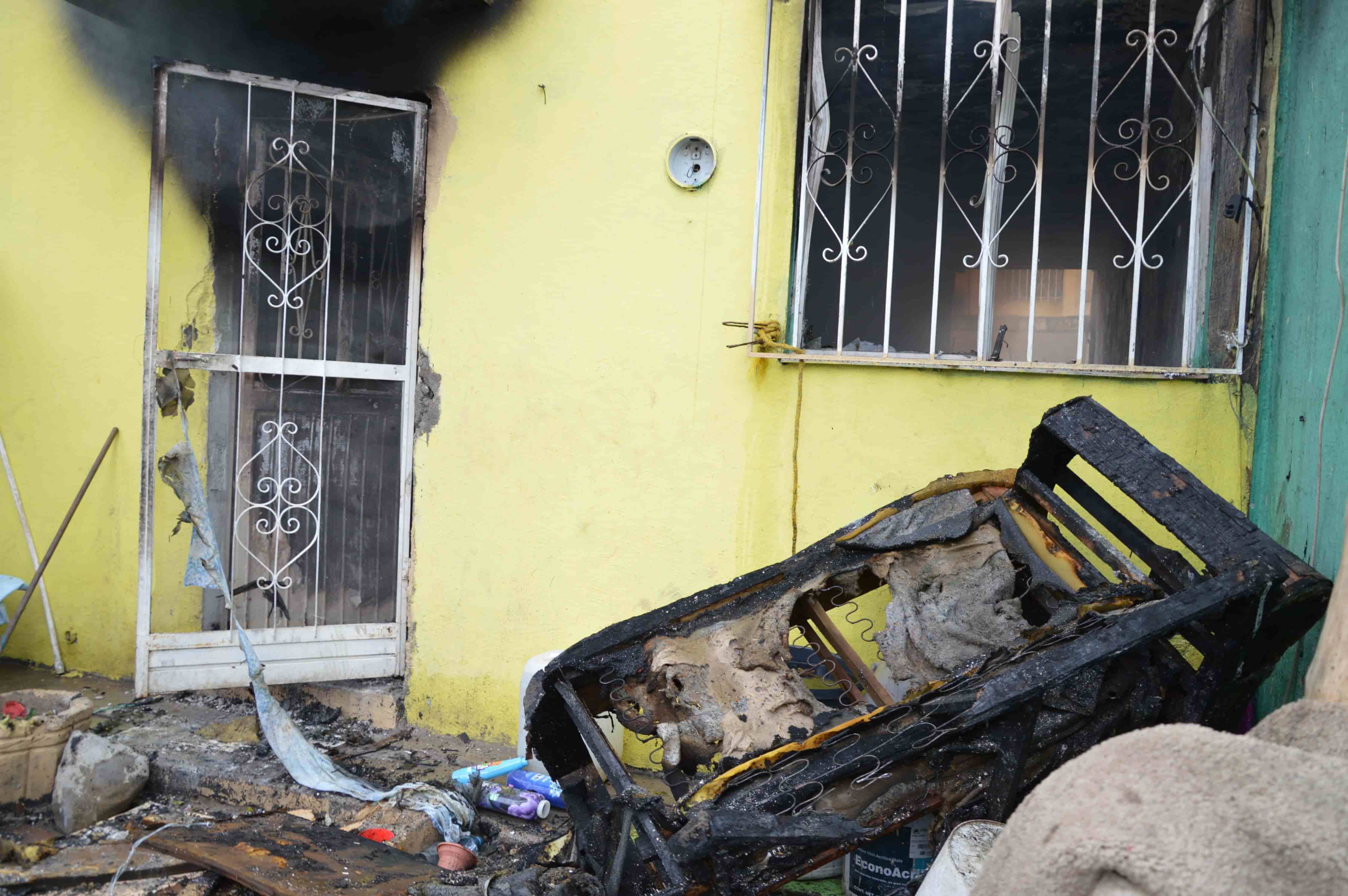 Arde casa con mujer adentro