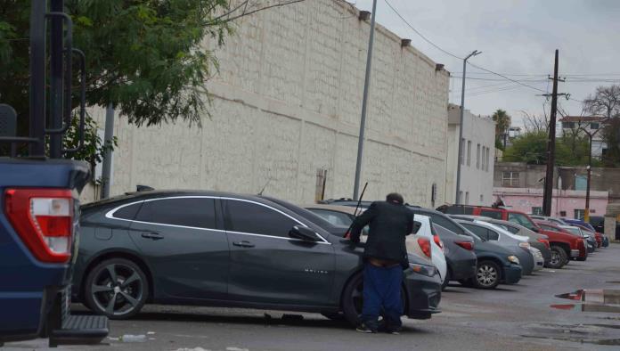 Abolla abuelito auto de Policía