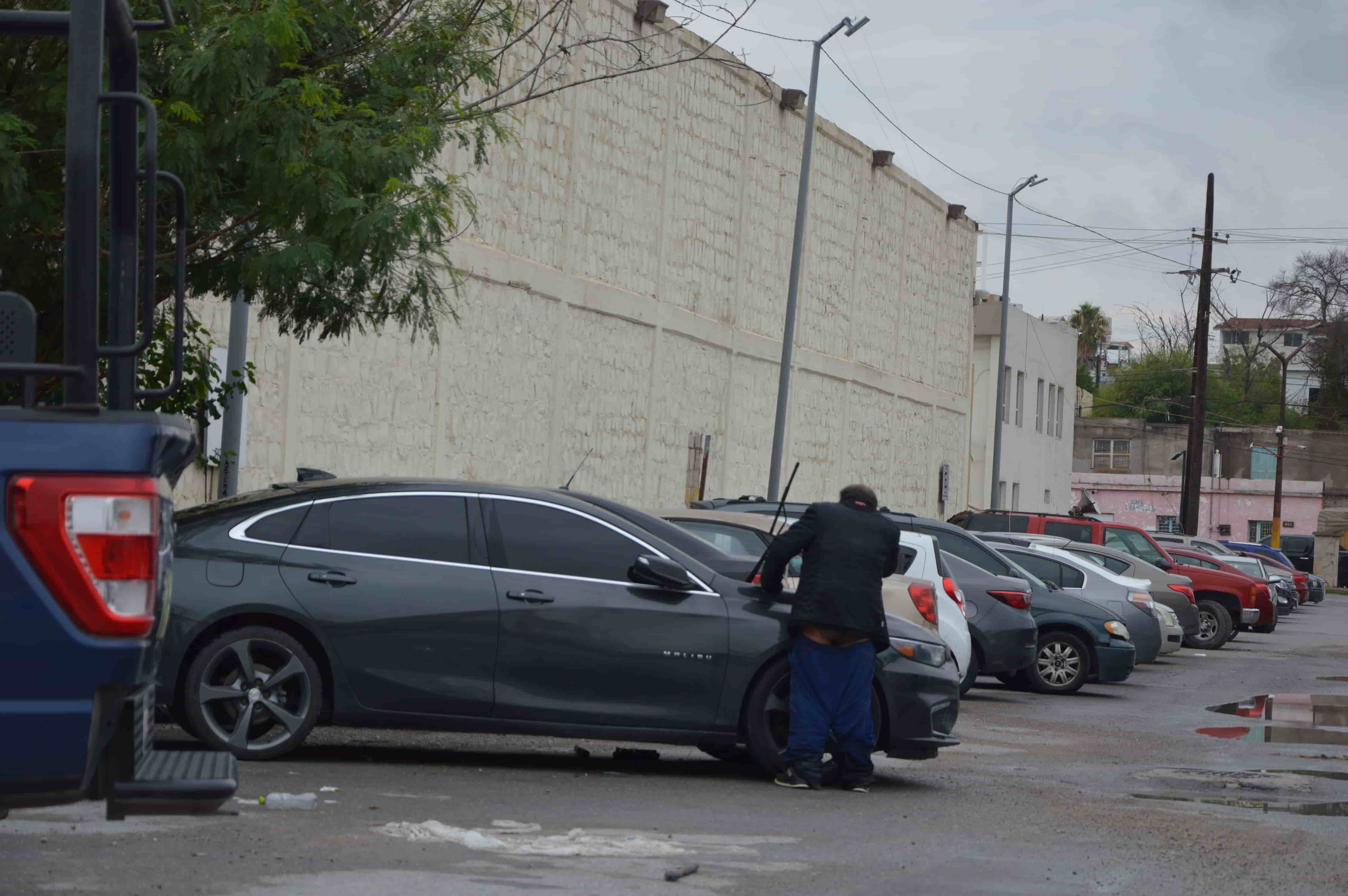 Abolla abuelito auto de Policía