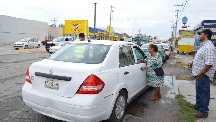 Da paso a ambulancia y le pegan por atrás