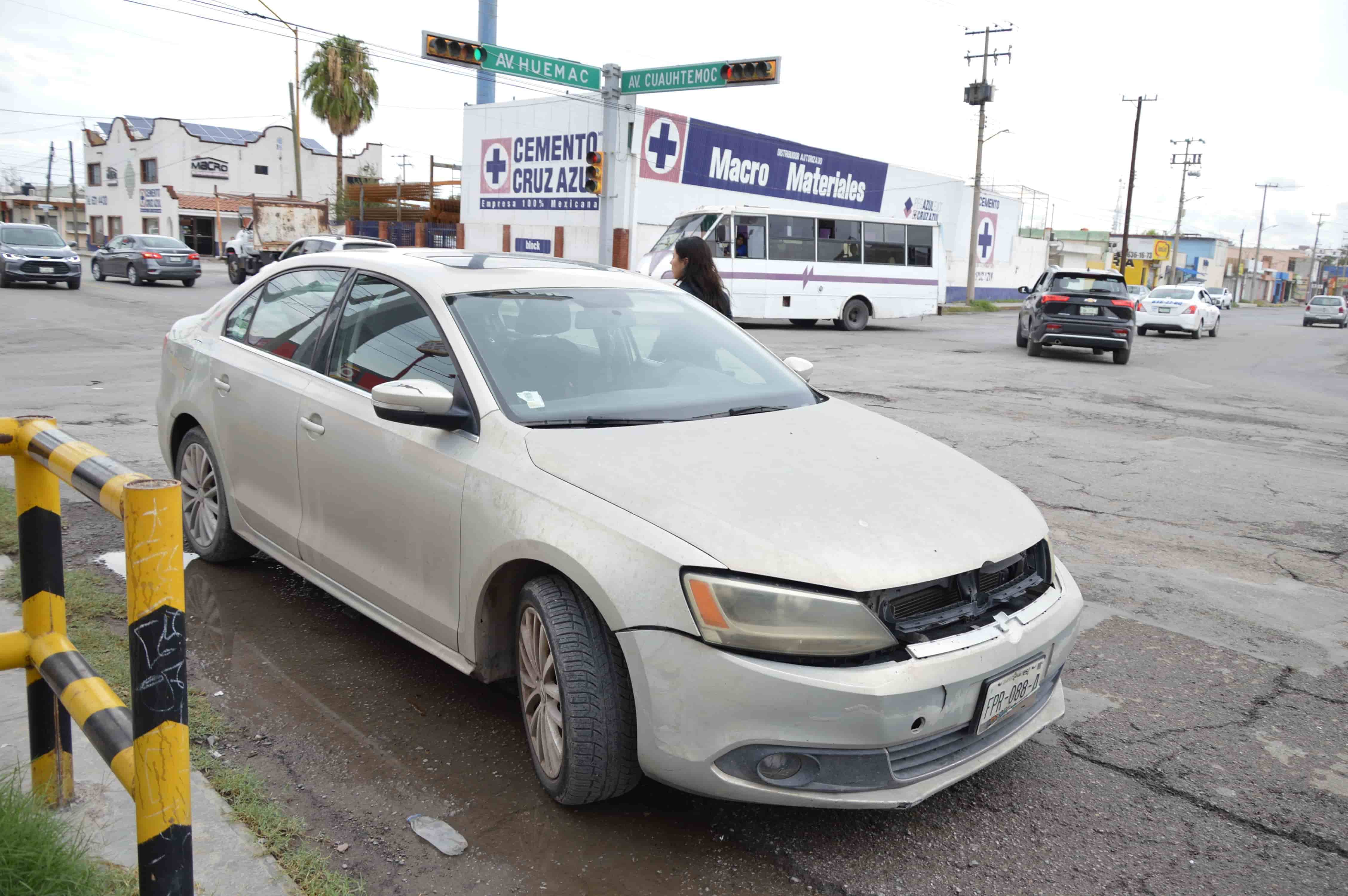 Da paso a ambulancia y le pegan por atrás