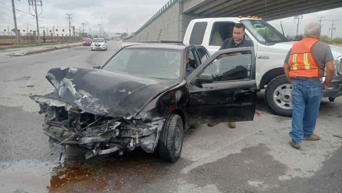 Se le ‘mete’ camión a auto compacto