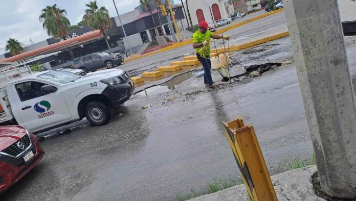 Destrozan aguas negras alcantarilla y pavimento