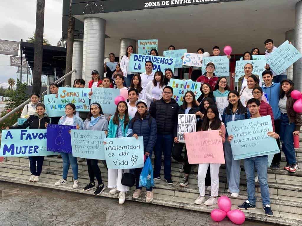 Marchan mujeres a favor de la vida