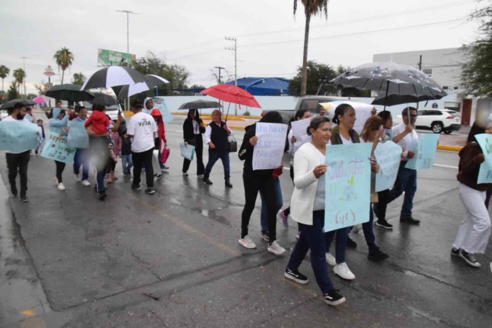 Marchan mujeres a favor de la vida