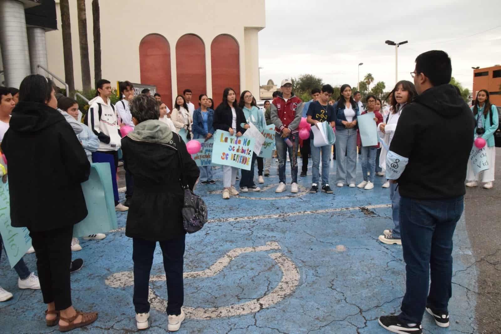 Marchan mujeres a favor de la vida