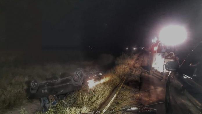 Paisano pierde la vida en volcadura sobre la carretera Federal 57.