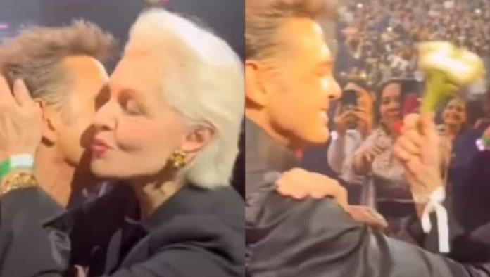 Luis MIguel se baja del escenario para saludar a Carolina Herrera