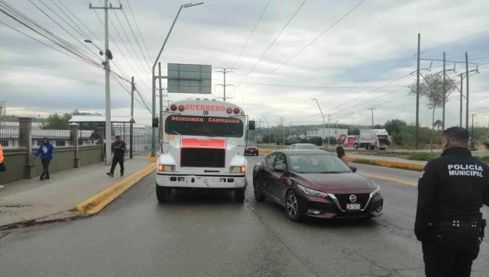 Le pega camión a auto del año