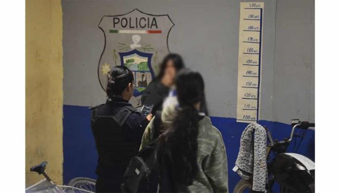 Se meten a campo para fumar ‘mota’