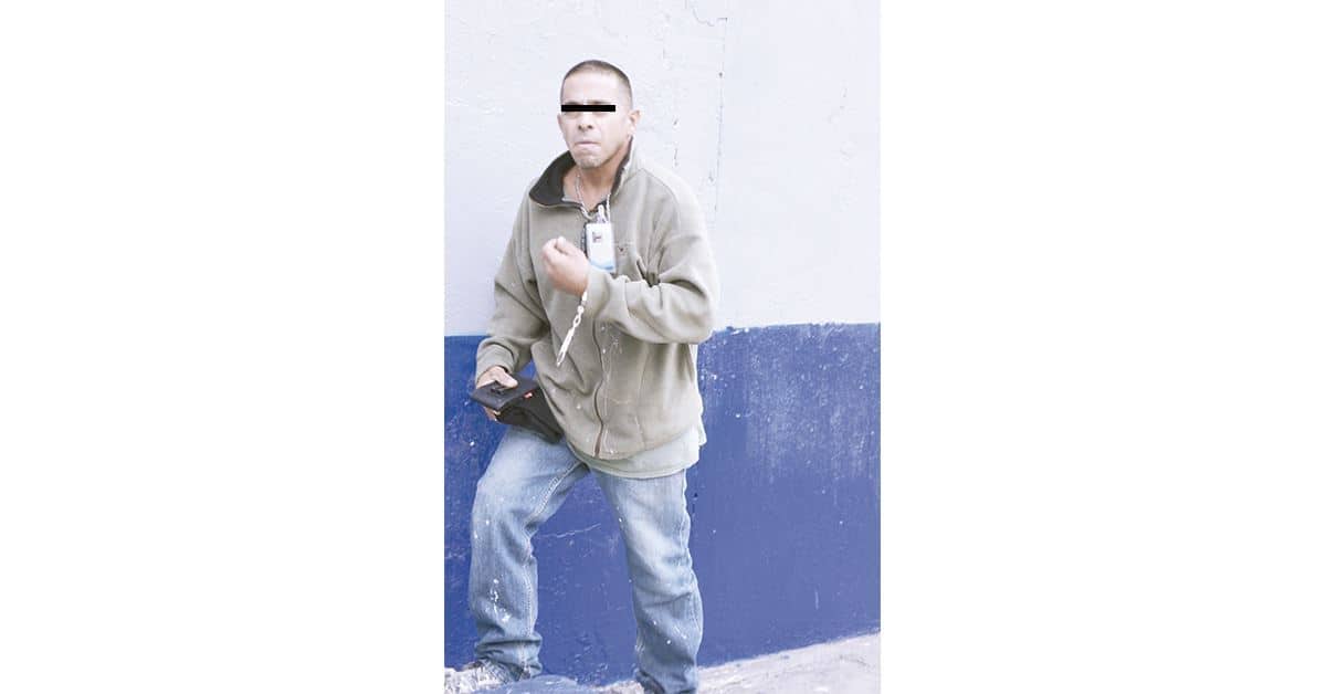 Noquea a perro de un martillazo