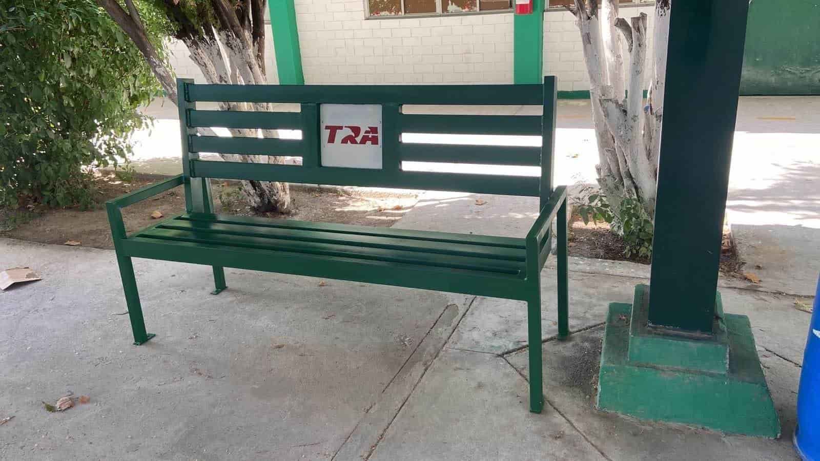 Empresa TRA dona bancas al Conalep 