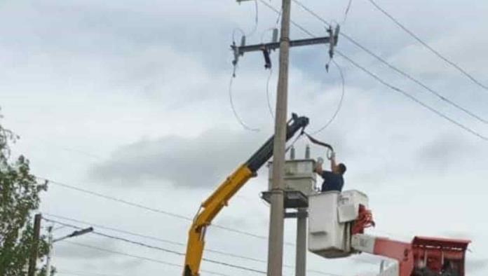¡Vuelve la luz después de dos meses! Inician reparación de transformador en el CECATI 111