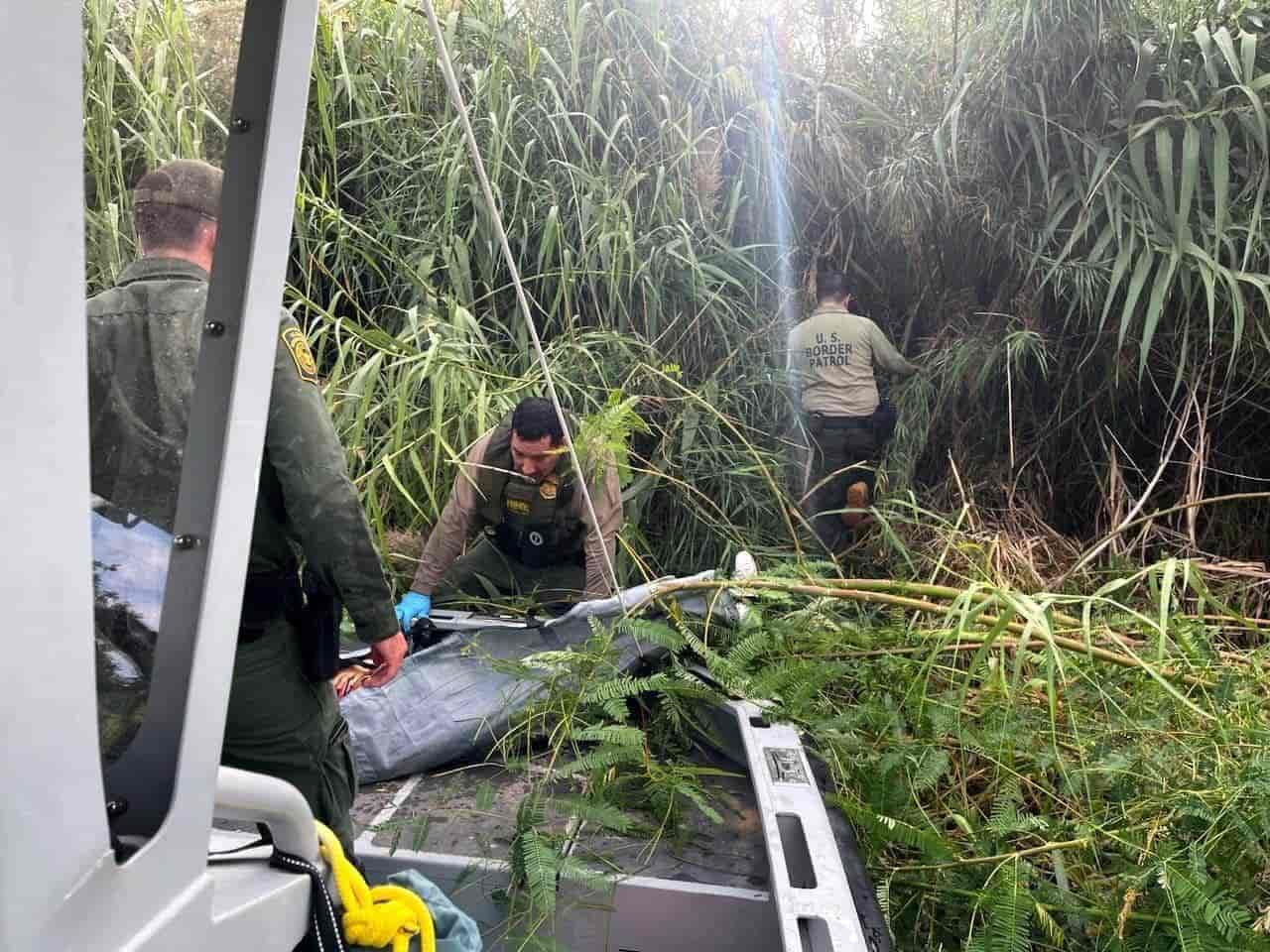 Mujer migrante da a luz en las orillas del rio bravo