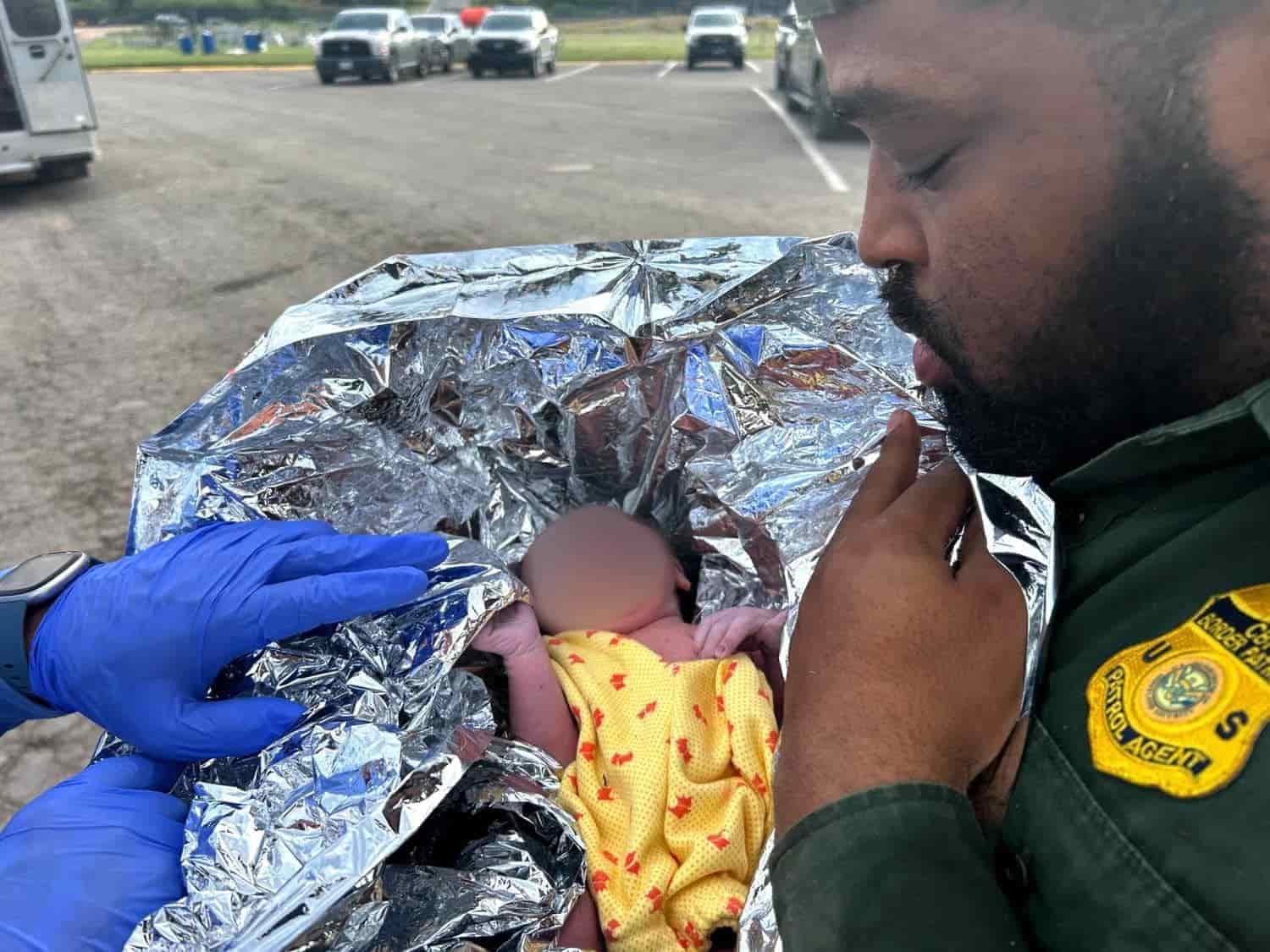 Mujer migrante da a luz en las orillas del rio bravo