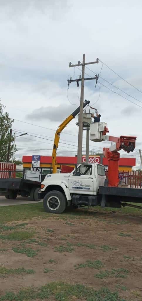 ¡Vuelve la luz después de dos meses! Inician reparación de transformador en el CECATI 111