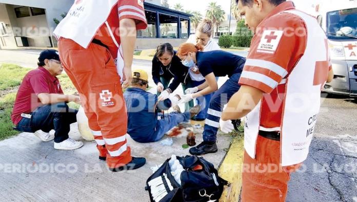 Lo pescó del brazo, entrincando sus quijadas