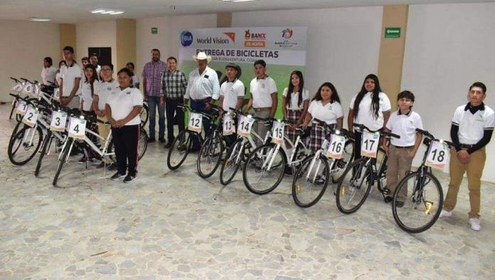 Entrega Hugo bicicletas a alumnos de EMSAD