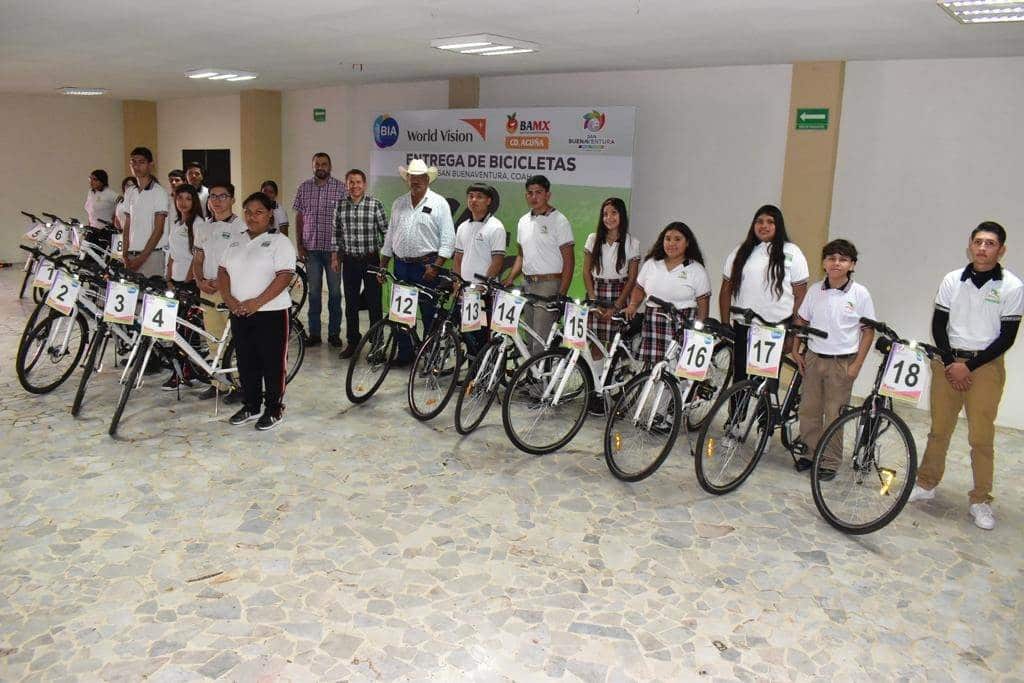 Entrega Hugo bicicletas a alumnos de EMSAD