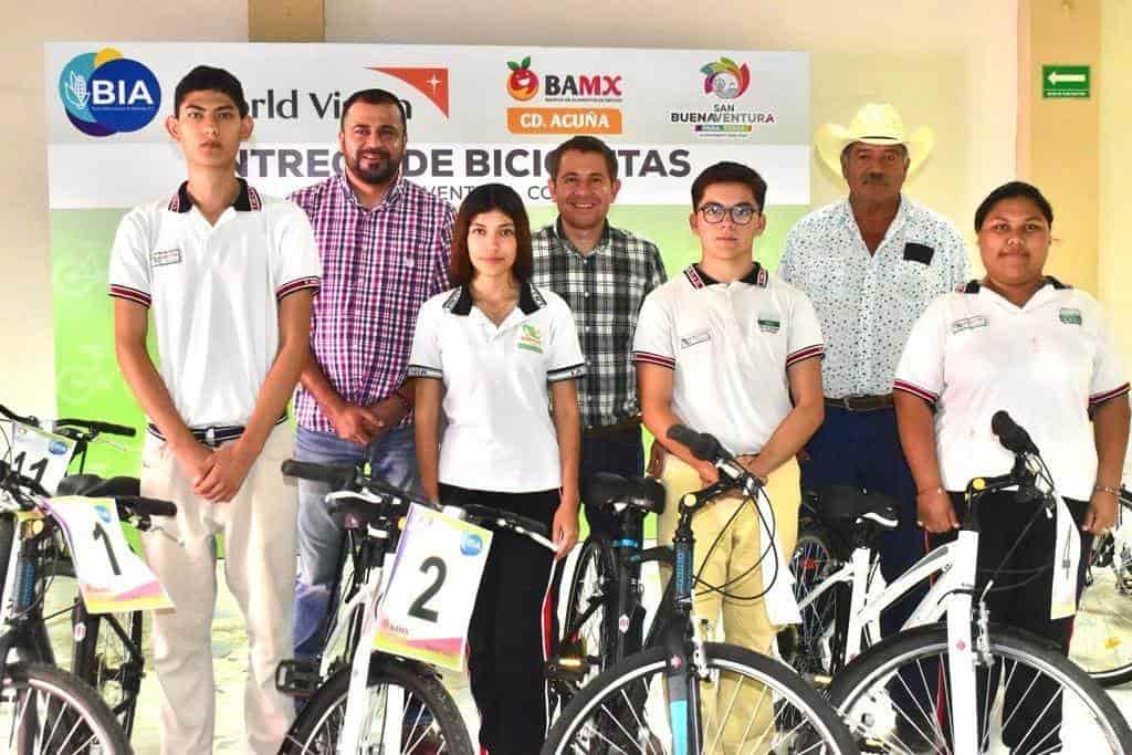 Entrega Hugo bicicletas a alumnos de EMSAD