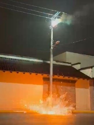 ¡Se fue la luz en todo el barrio! Explotan transformadores