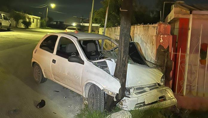 Ensarta Chevy en poste de Telmex