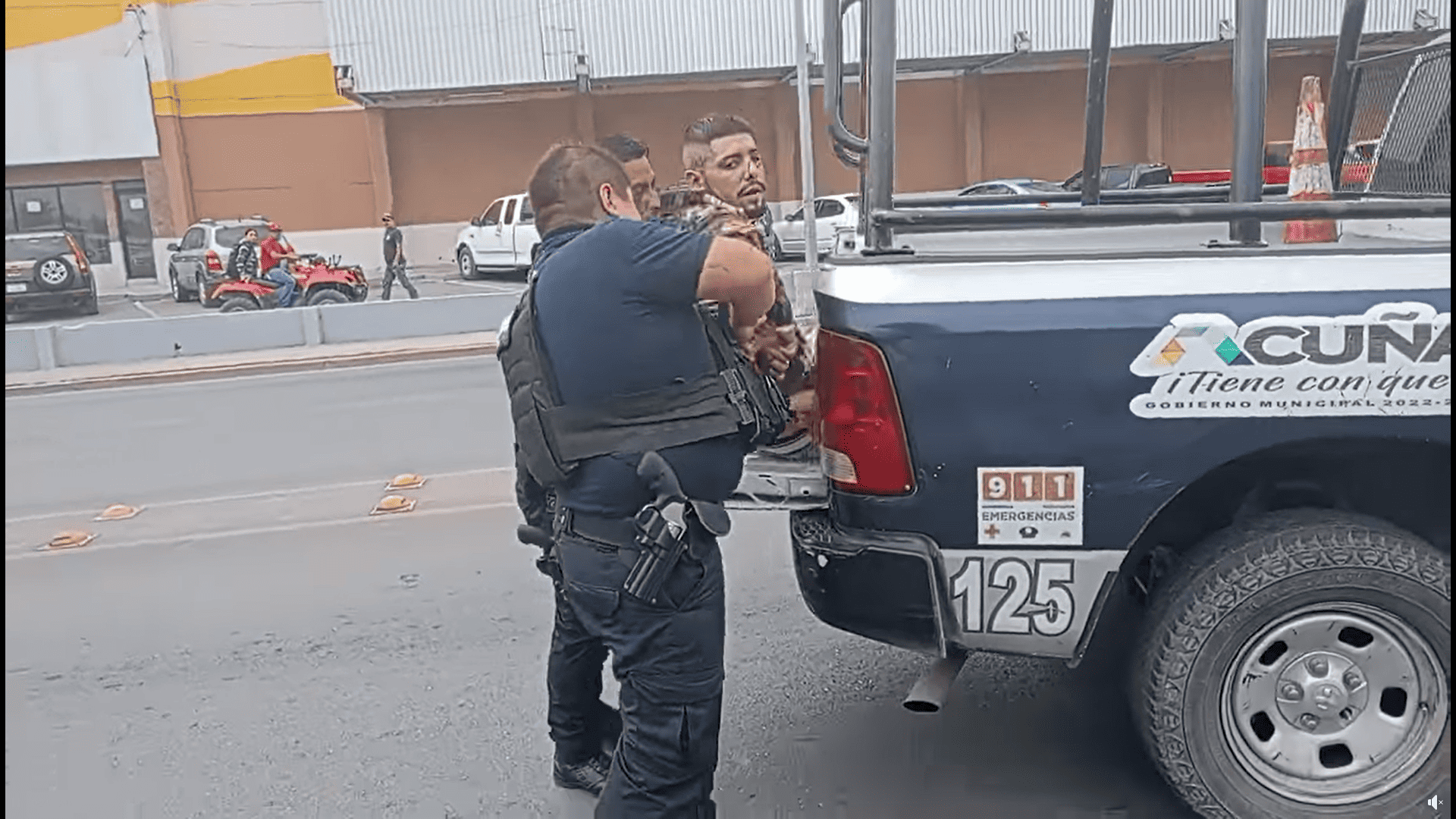 ¡ABUSO DE AUTORIDAD! Atropellan y detienen policías a motociclista 