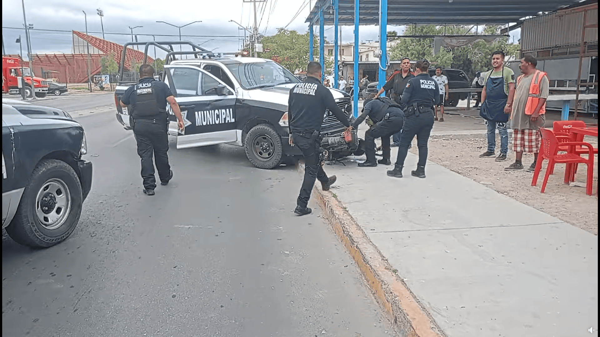 ¡ABUSO DE AUTORIDAD! Atropellan y detienen policías a motociclista 