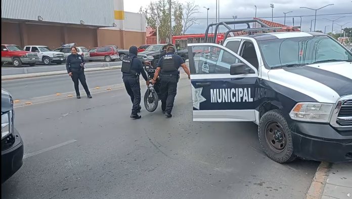 ¡ABUSO DE AUTORIDAD! Atropellan y detienen policías a motociclista 