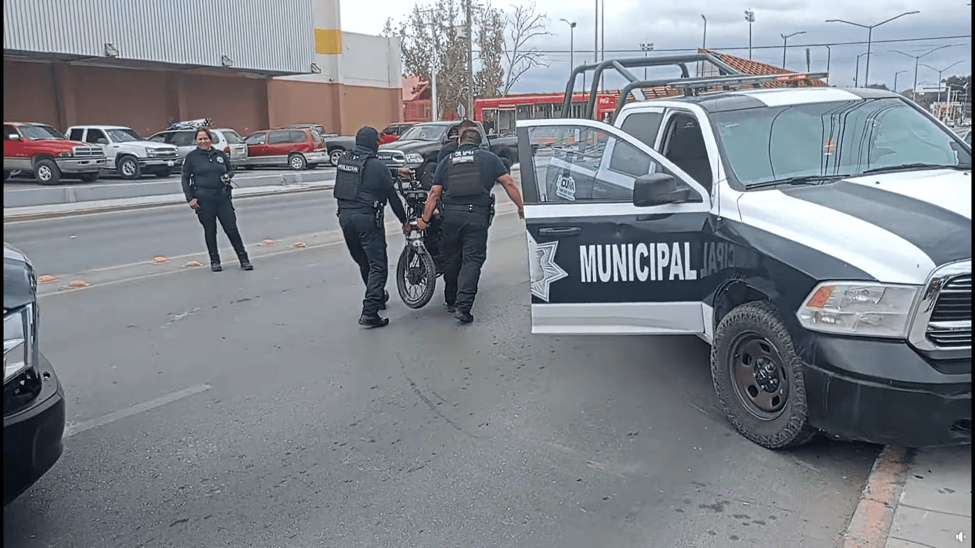 ¡ABUSO DE AUTORIDAD! Atropellan y detienen policías a motociclista 