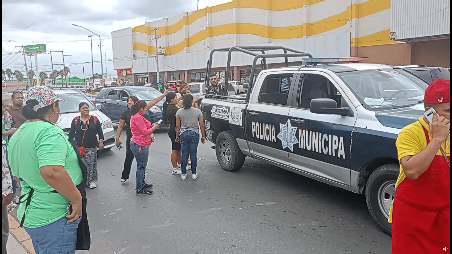 ¡ABUSO DE AUTORIDAD! Atropellan y detienen policías a motociclista 