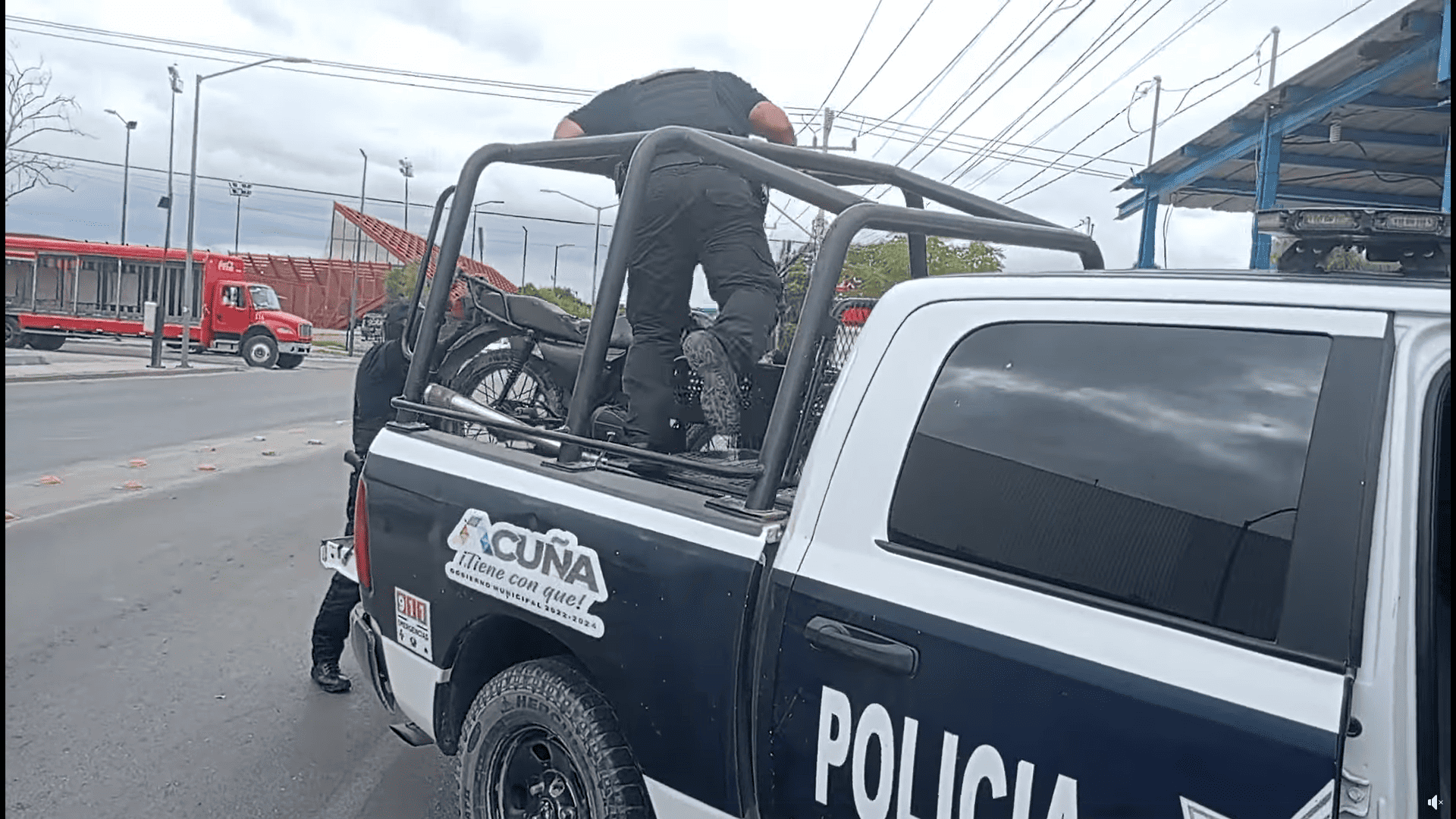 ¡ABUSO DE AUTORIDAD! Atropellan y detienen policías a motociclista 