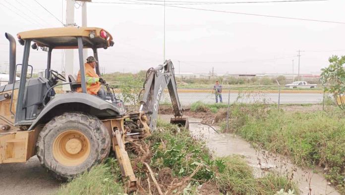 Desazolvan lateral del Libramiento Carlos Salinas de Gortari