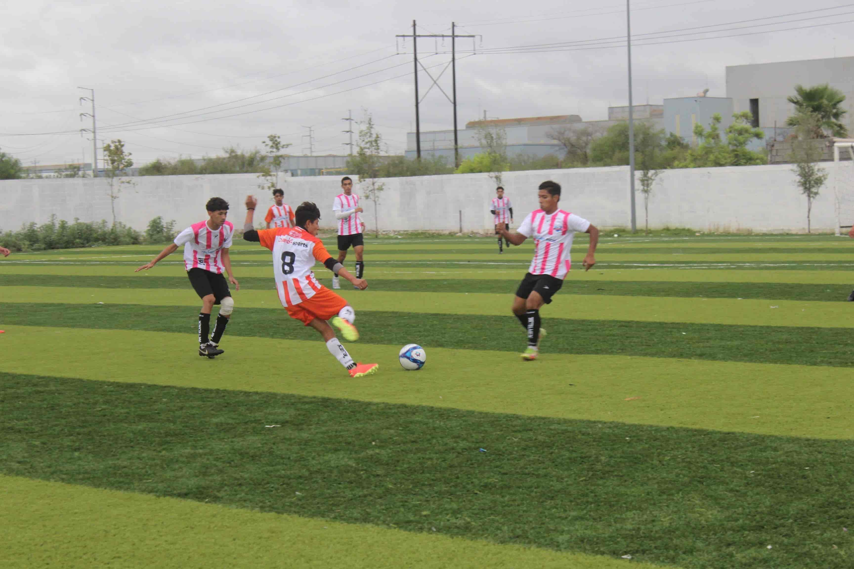 Avanzan en estatal de futbol