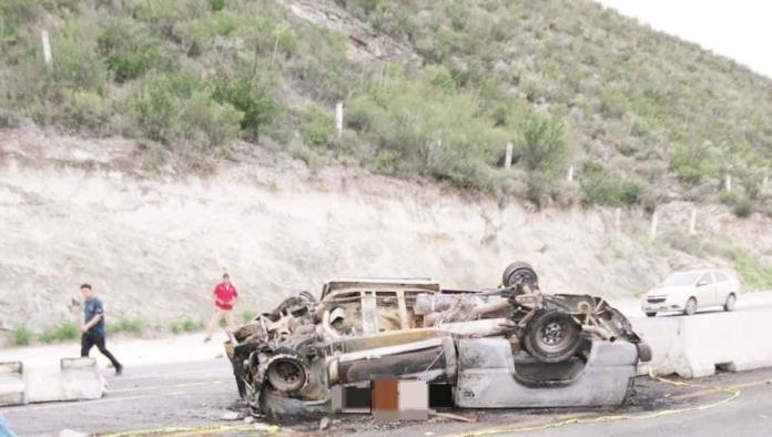 Muere calcinado luego de volcar