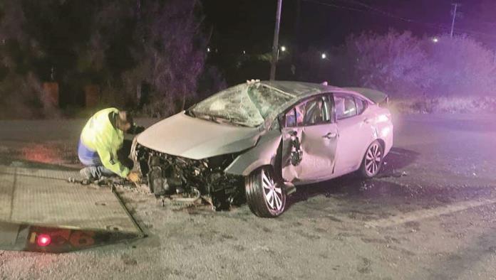 Vuelca y destroza su auto; Se estampa con camellón