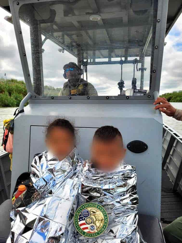 ¡SE IBAN A AHOGAR! Rescatan a dos menores en las aguas del río Bravo