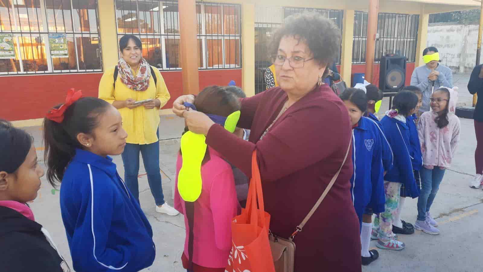 Conmemoran día del bastón con taller de inclusión en Acula