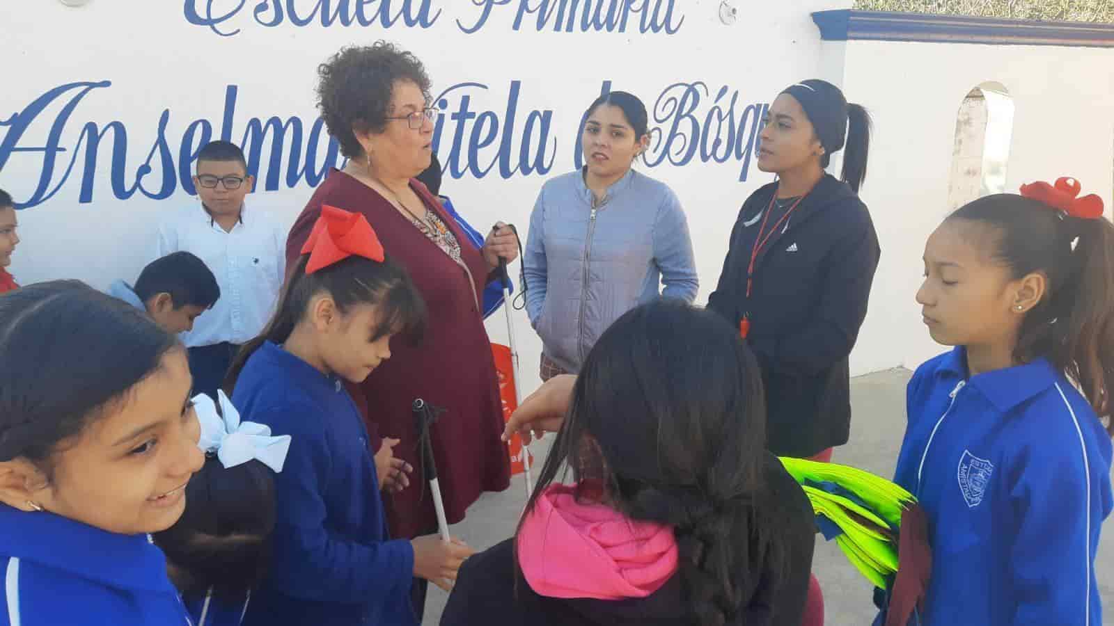 Conmemoran día del bastón con taller de inclusión en Acula