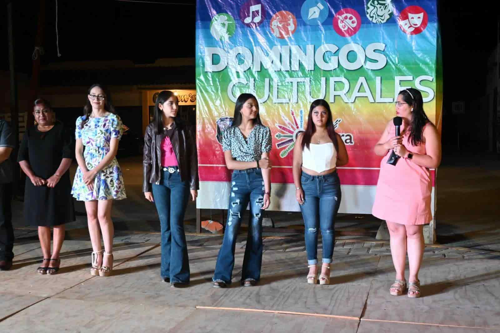 Disfrutan familias el domingo cultural 