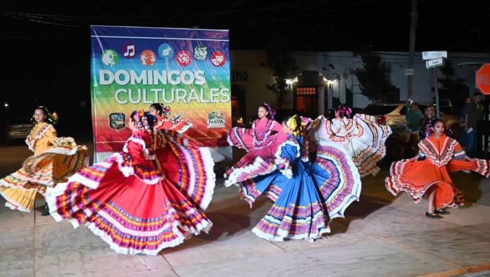 Disfrutan familias el domingo cultural 