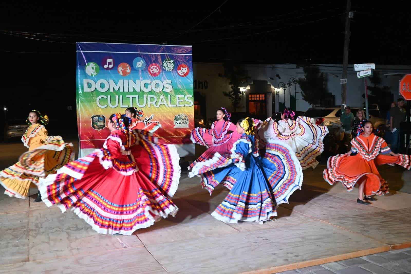 Disfrutan familias el domingo cultural 