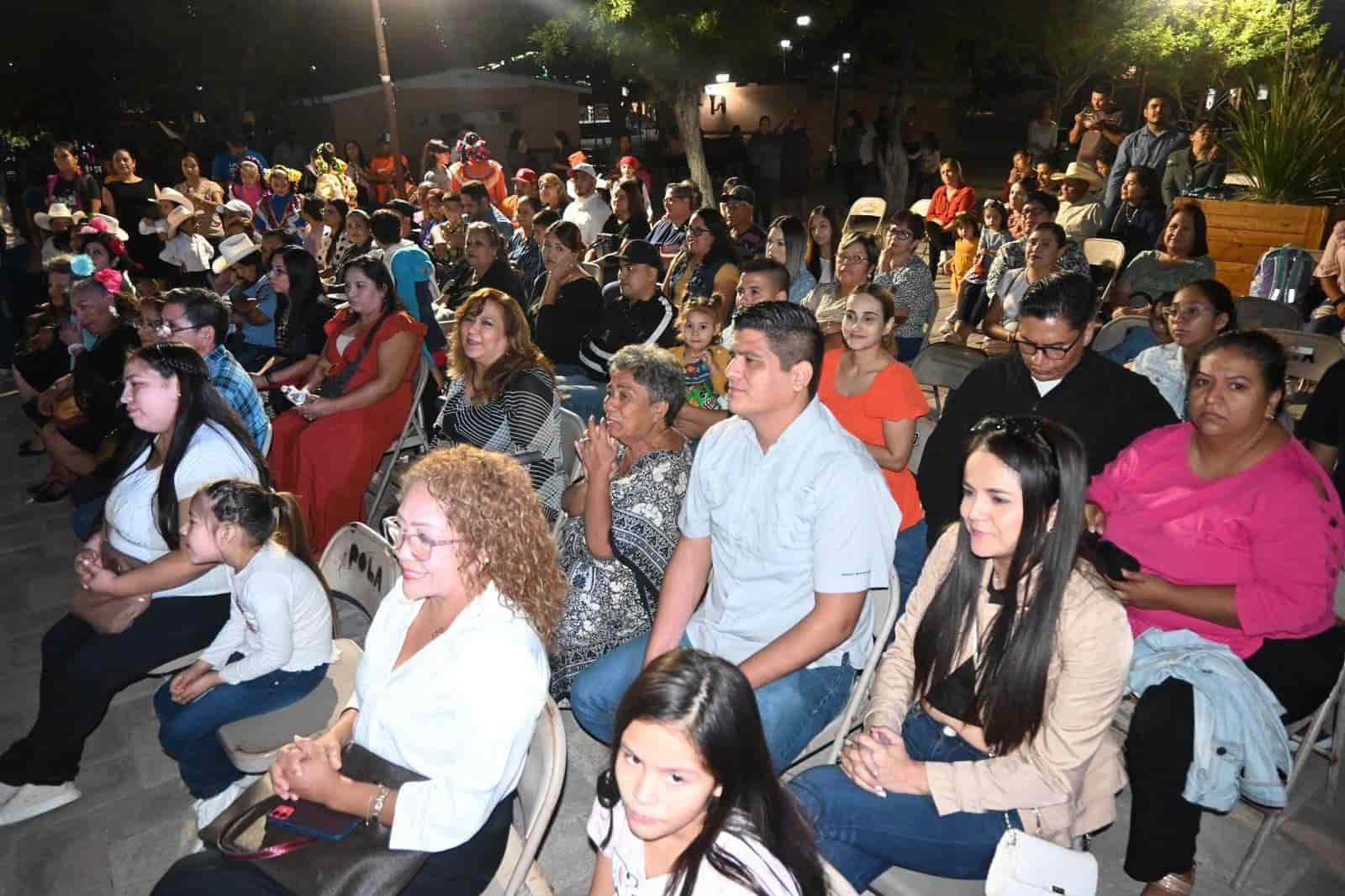 Disfrutan familias el domingo cultural 