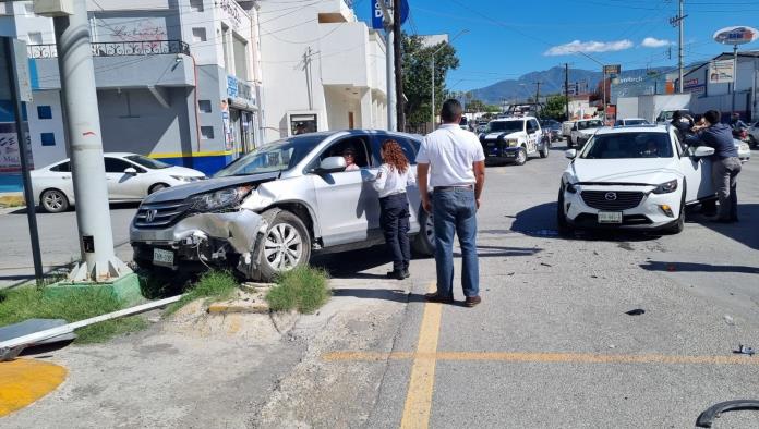 Por ‘volarse’ luz roja ‘Rebota’ camioneta en base de semáforo 