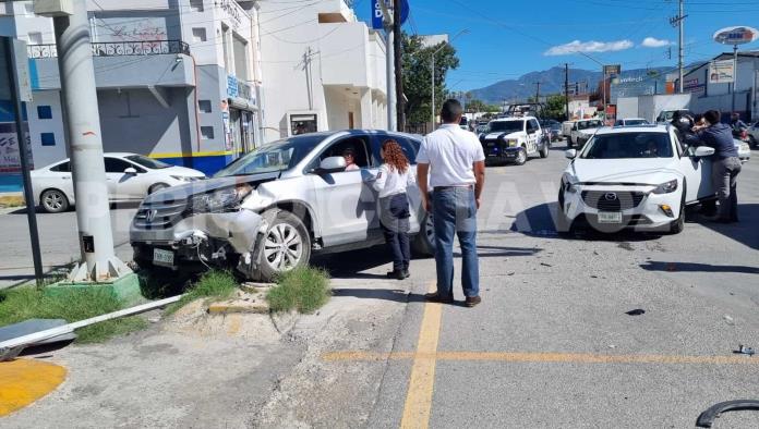 ‘Rebota’ camioneta en base de semáforo